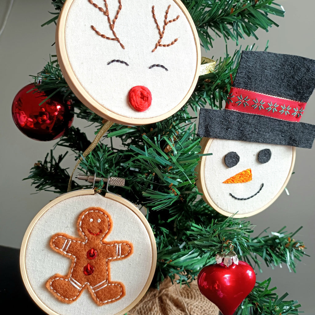 embroidery hoop decorations on small fake christmas tree. make your own christmas decorations.